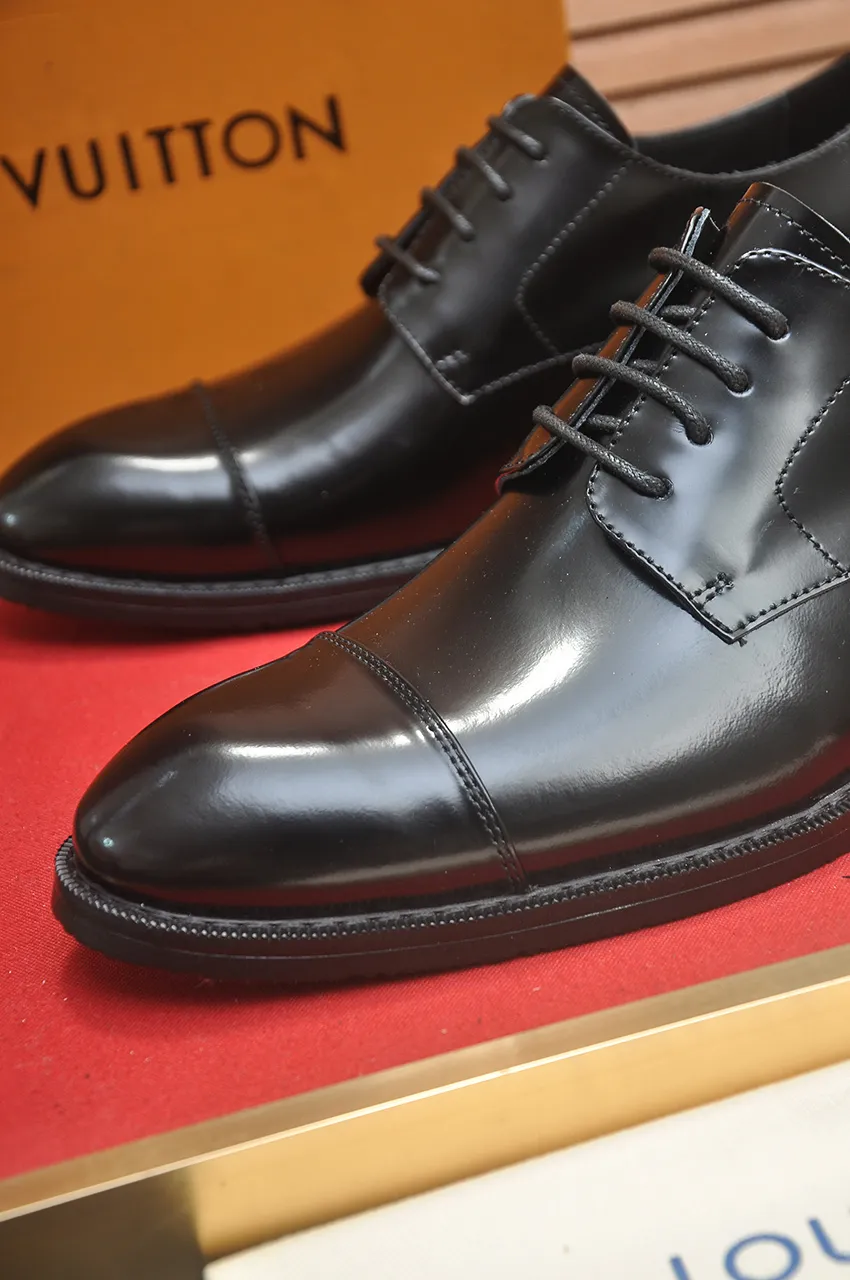 Men's men's shoes 💰500💶 [LV] (original single cowhide lining) 🍀LV's latest genuine leather business suit shoes are launched simultaneously on the official website. The first-layer cowhide imported from Italy is made of heavy gold, 💥official website 1:1 rubber outsole. Versatile to wear, high-end without losing class, and the color combination is extraordinary. This four-season style is alluring when worn on your feet, showing off your big-name flair. Standard code 38-45 (45 customized)